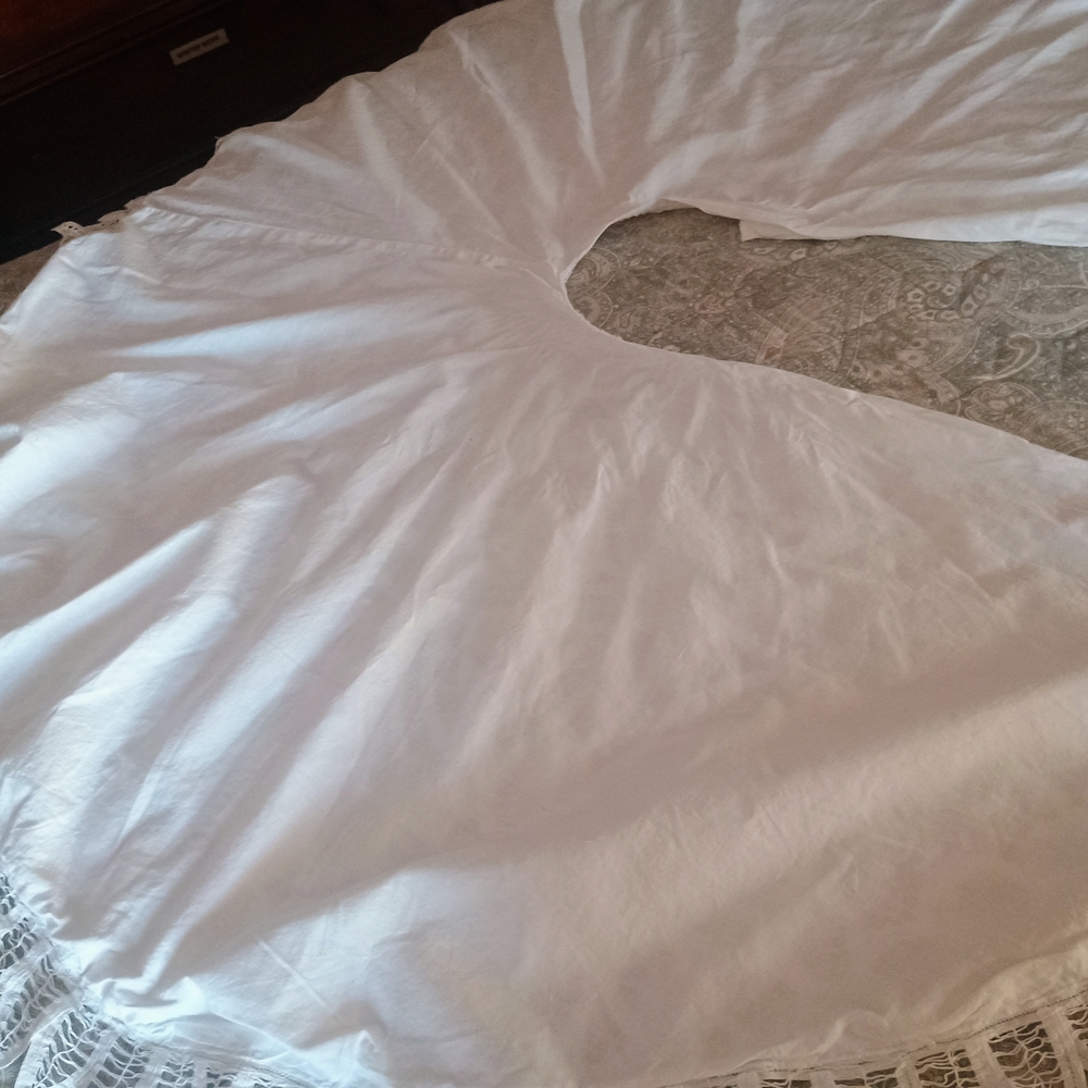 Elegant White Tree Skirt - Picture 7 of 7